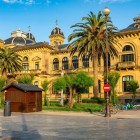 Tra le palme dei giardini di Alderdi Eder, il Municipio di San Sebastián rivela torri, cupole e facciate decorate, eredità del Gran Casino inaugurato nel 1887.