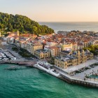 Tra il Monte Urgull e il Mar Cantabrico, la Parte Vieja di San Sebastián si raccoglie intorno al porto, tra tetti rossi, piazze eleganti e vivaci passeggiate sul mare.