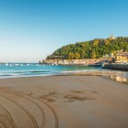 Dalla spiaggia della Concha, lo sguardo raggiunge il Monte Urgull, coronato dal Cristo del Sagrado Corazón e dalle fortificazioni del Castillo de la Mota