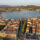 Dall’alto, San Sebastián si apre sulla baia della Concha, tra eleganti viali, palazzi ordinati, spiagge dorate e barche che punteggiano le acque del Mar Cantabrico.