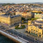Lungo il fiume Urumea, l’Hotel María Cristina e il Teatro Victoria Eugenia raccontano la Belle Époque di San Sebastián, tra facciate eleganti, giardini e viali urbani.