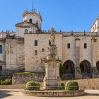 La Cattedrale dell’Assunzione domina il cuore di Santander con le sue robuste forme gotiche, la torre campanaria e il portico ad archi ogivali, affacciati sulla storica Plaza de las Atarazanas.