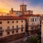 Nel cuore di Santander, la Cattedrale dell’Assunzione rivela la sua struttura gotica su due livelli, con robusti volumi medievali restaurati dopo il devastante incendio del 1941