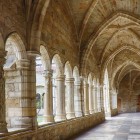 Il chiostro gotico della Cattedrale di Santander, costruito nel XV secolo sul lato sud, invita a passeggiare tra archi ogivali, volte a crociera e antiche sculture funerarie