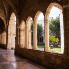 Il chiostro gotico della Cattedrale di Santander custodisce eleganti arcate ogivali e solide colonne in pietra, aperte su un raccolto giardino nel cuore della città.