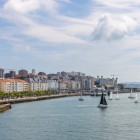 Il Paseo de Pereda costeggia la baia tra eleganti palazzi: da qui si passeggia nei giardini, si visita il Centro Botín e ci si imbarca per Somo, Pedreña o la spiaggia del Puntal.