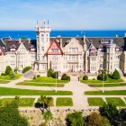Il Palacio de la Magdalena, antica residenza reale di Santander, domina la penisola con la sua architettura eclettica, eleganti torri e giardini affacciati sul Mar Cantabrico.