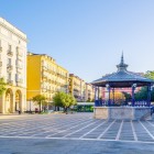 Plaza de Pombo racconta la Santander ottocentesca: definita tra il 1872 e il 1892, conserva eleganti palazzi e un chiosco musicale che anima questo storico luogo d’incontro.