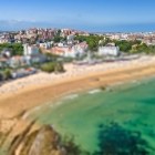 Vista aerea della spiaggia di El Sardinero a Santander, un ampio arenile dorato bagnato dalle acque turchesi del Mar Cantabrico e incorniciato dall’elegante lungomare.