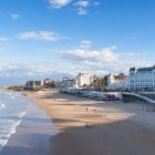 La spiaggia del Sardinero si distende lungo la costa di Santander, tra onde dell’Atlantico, sabbia dorata e l’elegante lungomare dominato dallo storico Gran Hotel Sardinero.