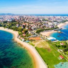 Vista aerea di Santander, capoluogo della Cantabria, tra spiagge dorate, acque del Mar Cantabrico e quartieri costieri, dove paesaggio urbano e natura si incontrano.
