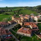 Santillana del Mar custodisce un intatto borgo medievale, nato attorno alla Collegiata di Santa Juliana, tra architetture romaniche, torri difensive e palazzi nobiliari.