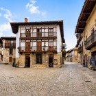 Nel cuore di Santillana del Mar, strade acciottolate e dimore storiche con balconi in legno raccontano l’anima medievale di uno dei borghi più affascinanti della Cantabria.