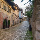 Il selciato di Calle del Cantón attraversa secoli di storia tra la Casa de los Hombrones, con portico ad archi e blasone barocco, e dimore in pietra ornate da stemmi, balconi e portali gotici.