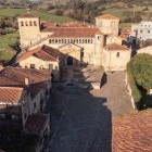 Dall’alto, la Collegiata di Santa Juliana domina Santillana del Mar con le sue forme romaniche. Monumento nazionale dal 1889, ha dato origine al nome stesso della località.