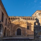Gioiello romanico del XII secolo, la Collegiata di Santa Juliana presenta un portale ad arco con archivolti, fregio del Pantocratore e atrio sorvegliato da leoni in pietra.