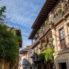 Tra muri in pietra e balconi in legno, le case di Santillana del Mar raccontano l’architettura civile dei secoli XII-XVIII, tra casonas nobiliari, stemmi e ferro battuto.