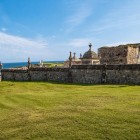 Sul mare di Comillas, il cimitero modernista di Domènech i Montaner unisce rovine gotiche, mura e pinnacoli, dominati dal suggestivo Ángel Exterminador di Llimona
