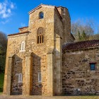 Vista di fianco, San Miguel de Lillo rivela volumi compatti, contrafforti e murature irregolari: dettagli che raccontano oltre mille anni di storia sulle pendici del Naranco.