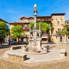 Fuente de los Tres Caños, fontana modernista progettata da Domènech i Montaner, caratterizzata da pietra, motivi ornamentali e una composizione fortemente simbolica.