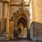 Nel portale della Cattedrale di Oviedo, archi ogivali, archivolti e pietra scolpita raccontano l’eleganza del gotico, stile dominante di un tempio plasmato nei secoli.