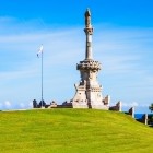 Il Monumento al Marqués de Comillas svetta sulla collina: l’opera di Domènech i Montaner unisce pietra e scultura in una scenografica veduta sulla costa cantabrica.