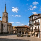 Plaza de la Constitución racconta la Comillas storica tra casonas, balconi lignei, l’Antico Municipio del 1775 e la chiesa di San Cristóbal, costruita dal 1648.
