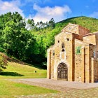 Immersa nel verde del Monte Naranco, San Miguel de Lillo sorprende per le proporzioni raccolte, il portale scolpito e le forme che custodiscono l’eredità della monarchia asturiana.