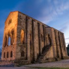 Sul Monte Naranco, Santa María del Naranco racconta l’Oviedo del IX secolo tra arcate, pietra e forme preromaniche, preziosa eredità dell’antico Regno delle Asturie.