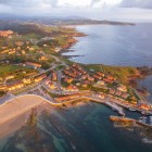 Comillas, borgo medievale della Cantabria e antico porto baleniero, nell’Ottocento divenne meta della corte reale, impreziosita da palazzi e capolavori modernisti.