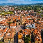 Dall’alto, Oviedo svela il centro storico raccolto intorno alla Cattedrale di San Salvador, tra tetti, antiche vie e il verde paesaggio delle Asturie.