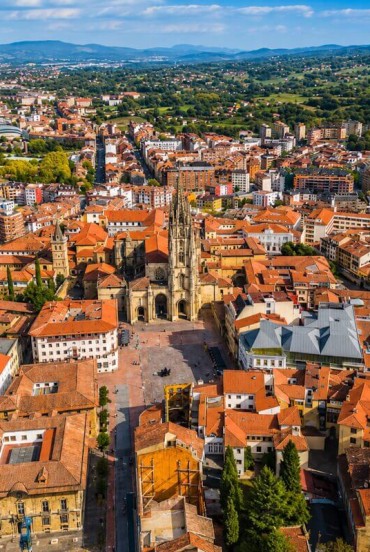 Dall’alto, Oviedo svela il centro storico raccolto intorno alla Cattedrale di San Salvador, tra tetti, antiche vie e il verde paesaggio delle Asturie.