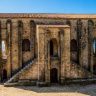 Santa María del Naranco, in una suggestiva vista laterale, racconta l’Oviedo del IX secolo tra arcate, pietra e scalinate, capolavoro preromanico del Regno delle Asturie.