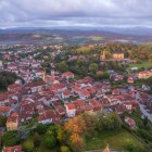 Comillas si apre dall’alto tra tetti rossi e verdi colline, con il centro storico raccolto attorno alla chiesa: un borgo cantabrico dove tradizione marinara e architettura si incontrano.