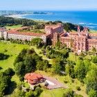 L’Antica Università Pontificia domina Comillas dal 1883: progettata da Joan Martorell e decorata da Domènech i Montaner, fonde neogotico, mudéjar e modernismo sul Cantabrico