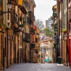 Calle Oscura scende nel cuore medievale di Oviedo tra facciate colorate, balconi in ferro e antichi lampioni, svelando uno degli scorci più autentici e raccolti della città.