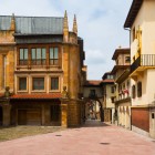 Calle San Vicente conduce tra l’antico Monastero di San Vicente, oggi Museo Archeologico, e il Convento di San Pelayo, custodi delle origini medievali di Oviedo.