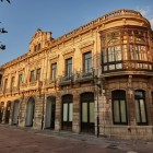 Sulla Corrada del Obispo, in Calle San Vicente, Casa del Deán Payarinos fonde dal 1900 eclettismo e modernismo nei miradores lignei; oggi ospita il Conservatorio di Oviedo