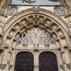 Il portale della Cattedrale di San Salvador accoglie con archi ogivali, profonde archivolte e raffinati rilievi: un ingresso gotico che introduce ai tesori sacri di Oviedo.