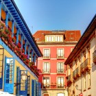 Plaza del Fontán custodisce Casa Ramón, memoria originale della piazza: balconi lignei, colori e fiori raccontano l’antico mercato sorto accanto a una sorgente.