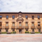 In Calle San Juan, accanto alla Cattedrale, il Palacio de Valdecarzana-Heredia racconta il barocco asturiano tra pietra dorata, balconi in ferro e stemmi nobiliari