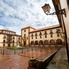 Plaza Feijoo accoglie la settecentesca sede della Facoltà di Psicologia, scandita da portici, balconi in ferro e linee sobrie che ricordano l’antico complesso benedettino.