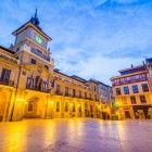 Plaza de la Constitución, storica Plaza Mayor di Oviedo, riunisce il Municipio seicentesco e San Isidoro el Real: un elegante scenario di portici, pietra e vita cittadina.