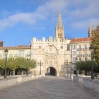 Il Ponte di Santa María conduce all’omonimo arco, porta monumentale cinquecentesca di Burgos; oltre le statue dei sovrani castigliani svetta la Cattedrale gotica.