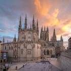 Dal basso, la facciata della Cattedrale di Burgos svela il grande rosone, la Galleria dei Re e le guglie traforate: una raffinata composizione gotica protesa verso il cielo.