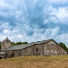 Santa María A Real, santuario del IX secolo sul Cammino Francese, unisce tre navate e possenti muri in pietra; nel silenzio di O Cebreiro custodisce il calice del Santo Graal.  
