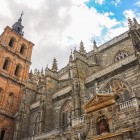 La Cattedrale di Astorga sovrappone gotico fiorito, Portada Sur rinascimentale e torre barocca: contrafforti, pinnacoli e arenaria rossa raccontano tre secoli di architettura.