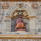 Il dettaglio della Portada Sur esprime il Rinascimento plateresco: arco a tutto sesto, medaglioni, volute e motivi classici incorniciano la Vergine dell’Assunzione.