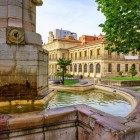 A Plaza de San Juan, la fontana in pietra introduce all’antico Hospital de Peregrinos, oggi biblioteca: un angolo di Burgos dove architettura e Cammino di Santiago si incontrano.