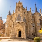 Il Palazzo Episcopale di Astorga rivela l’estro di Gaudí nel portico strombato, nelle torri cilindriche e nelle merlature, creando l’aspetto fiabesco di una fortezza medievale.